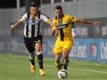 Cyril Thereau e Massimo Gobbi nella sfida di andata tra Udinese-Parma. Ansa