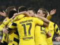 I giocatori del Borussia Dortmund festeggiano il gol dell'1-0 di Pierre Aubameyang. Epa