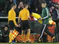 Gli ufficiali di campo rimuovono la banana gonfiabile lanciata a Gervinho dai tifosi del Feyenoord. Epa