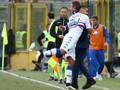 L'abbraccio Muriel-Mihajlovic dopo il gol dell'1-1. LaPresse
