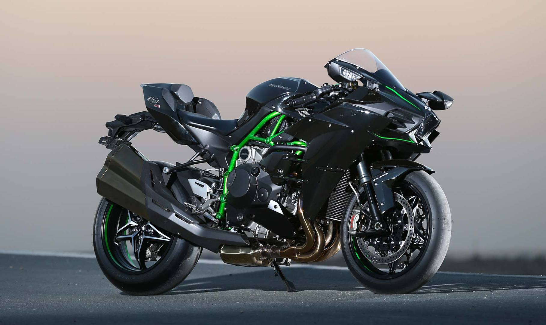 Kawasaki Ninja H2r >> Kawasaki H2 e H2R, gemelle diverse - La Gazzetta dello Sport Kawasaki Ninja H2r >> Kawasaki H2 e H2R, gemelle diverse - La Gazzetta dello Sport
