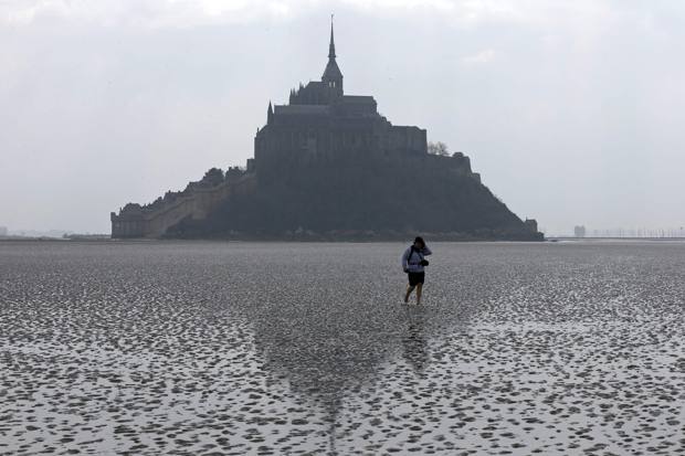 Au fond l'abbaye du Mont Saint Michel