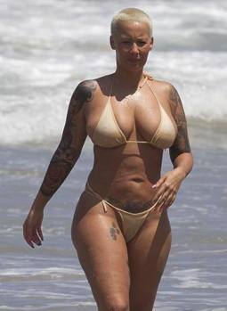 Amber Rose, le ultime foto (alle Hawaii) fanno