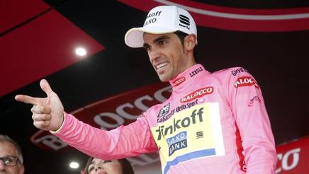 Alberto Contador, 32 anni, sul palco di Sestriere. Bettini
