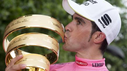 Alberto Contador, 32 anni, bacia il suo secondo Trofeo senza Fine. Ansa