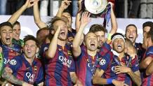 I giocatori del Barcellona alzano la Champions League. Afp