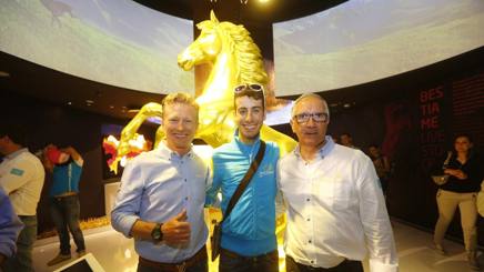 Alexander Vinokurov, Fabio Aru e Giuseppe Martinelli a Expo nel padiglione del Kazakistan . Bettini