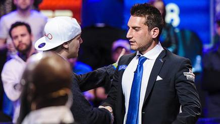 Federico Butteroni saluta gli avversario dopo l'eliminazione. WWW.WSOP.COM 
