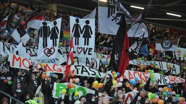 Germania: St. Pauli in campo con la maglia