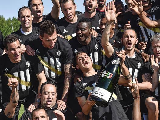 La Juventus esulta per la vittoria dello scudetto. Lapresse