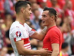 Il centrocampista della Svizzera Granit Xhaka, 23 anni, abbraccia il fratello Taulant Xhaka, 25, che gioca con l'Albania. Epa