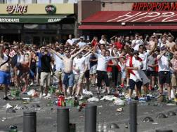 Hooligan in azione nelle strade di Marsiglia. Epa