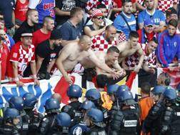 I tifosi croati provocano i poliziotti. Reuters