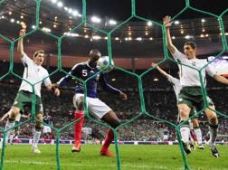 Il gol di Gallas contro l'Irlanda, nel 2010, fra le proteste irlandesi. Afp