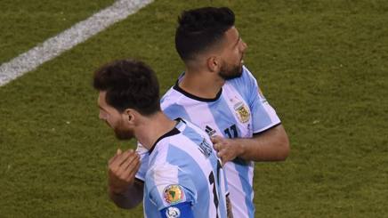 Sergio Aguero prova a consolare Leo Messi. AFP
