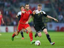 Gareth Bale contro Kevin De Bruyne nell'ultimo Galles-Belgio. LaPresse