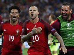 Il Portogallo festeggia dopo il penalty decisivo di Quaresma. Reuters