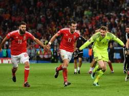 Ledley, Bale, il portiere Hennessey e Robson-Kanu festeggiano la vittoria col Belgio che vale la semifinale. AFP
