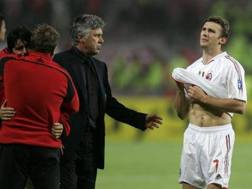 Ancelotti e Shevchenko al termine della finale di Champions contro il Liverpool. 