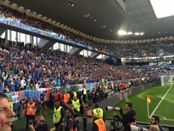 I tifosi dell'Italia hanno accolto l'invito del c.t. Conte: tutti hanno indossato la maglia azzurra