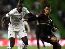 Paul Pogba contro Cristiano Ronaldo nell'ultimo Portogallo-Francia. Afp