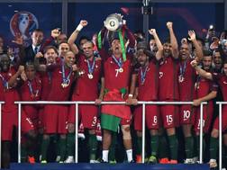 Ronaldo alza al cielo il trofeo. Getty