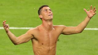 Cristiano Ronaldo, 31 anni, esulta per l'Europeo appena vinto. LaPresse