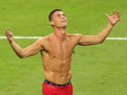 Cristiano Ronaldo, 31 anni, esulta per l'Europeo appena vinto. LaPresse