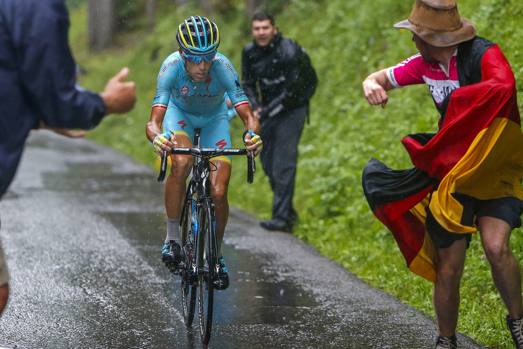 In salita prende la testa della corsa. Bettini