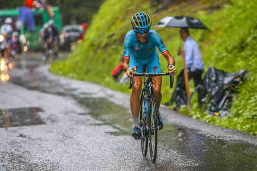 Sull'ultima ascesa, il Joux Plane, Nibali atttacca. Bettini