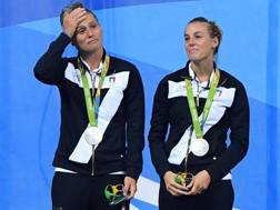 Il pianto sul podio di Tania Cagnotto e Francesca Dallapé. Ansa
