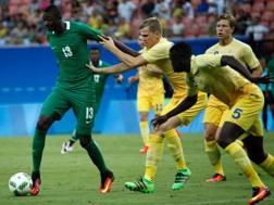 Il colpo di testa di Umar Sadiq, 19 anni, che ha deciso Nigeria-Svezia: secondo gol di fila dopo quello al Giappone. Reuters