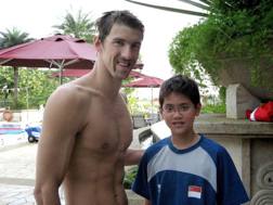 Joseph Schooling con il suo idolo Michael Phelps nel 2008: l'olimpionico dei 100 farfalla aveva 14 anni. Reuters