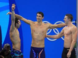 Michael Phelps festeggia coi compagni della 4x100 mista. Getty