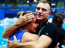 Il tecnico azzurro Fabio Conti, 44 anni, abbraccia Rosaria Aiello, 27 anni. Getty
