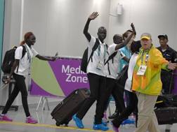 Il team degli atleti rifugiati saluta Rio. Afp