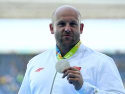 Piotr Malachowski con l'argento sul podio di Rio. Getty