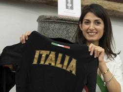 Virginia Raggi, sindaco di Roma, mostra la maglia della nazionale italiana LA PRESSE