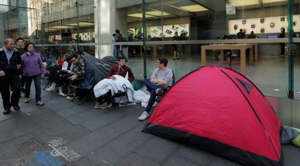 Accampati davanti allo store Apple di Sidney, in Australia, in attesa dell’uscita dell’iPhone 7 (Reuters) 