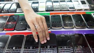 I più diffusi modelli di Blackberry in fila nelle vetrine di un negozio di cellulari: un’immagine comune fino a cinque, sei anni fa (Epa)