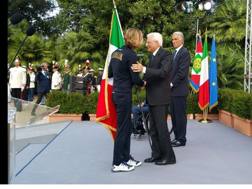 Pellegrini riconsegna la bandiera tricolore a Mattarella