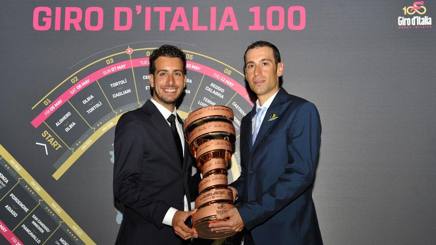 Fabio Aru, 26 anni, e Vincenzo Nibali, 32 anni, con il Trofeo Senza Fine che spetta al vincitore del Giro d’Italia. Foto Bettini