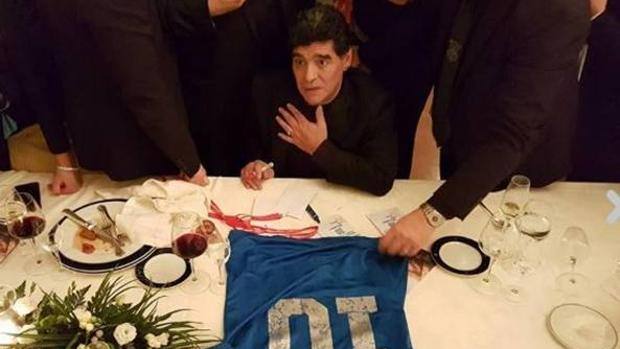 Diego Maradona. Foto autografata dal giocatore sotto la …