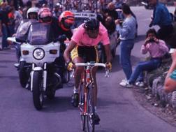 Franco Chioccioli sul Pordoi al Giro del 1991. Bettini