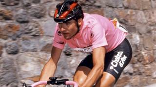 Gianni Bugno in maglia rosa al Giro d'Italia del 1990. Bettini