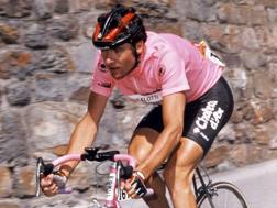 Gianni Bugno in maglia rosa al Giro d'Italia del 1990. Bettini