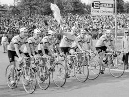 Felice Gimondi festeggia la vittoria del Giro del 1967