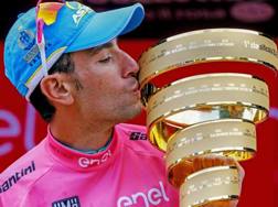 Vincenzo Nibali festeggia il successo nel Giro 2016. Bettini