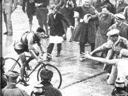 Alfredo Binda al traguardo del Mondiale di Nurburgring, in Germania, nell’anno delle 12 vittorie al Giro. Era il 1927