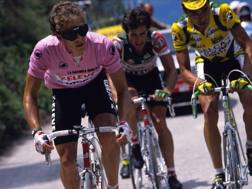 In maglia rosa l’americano Andrew Hampsten durante il Giro del 1988